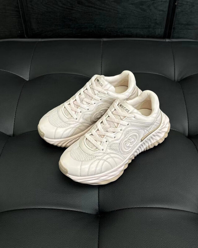 Sneaker beige moderno su superficie nera, stile minimalista, comfort e design contemporaneo.