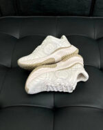 Sneakers bianche moderne su superficie nera, stile casual e athleisure di tendenza.