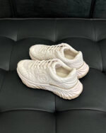 Scarpe sportive minimaliste in beige su sfondo scuro, comfort e stile contemporaneo.