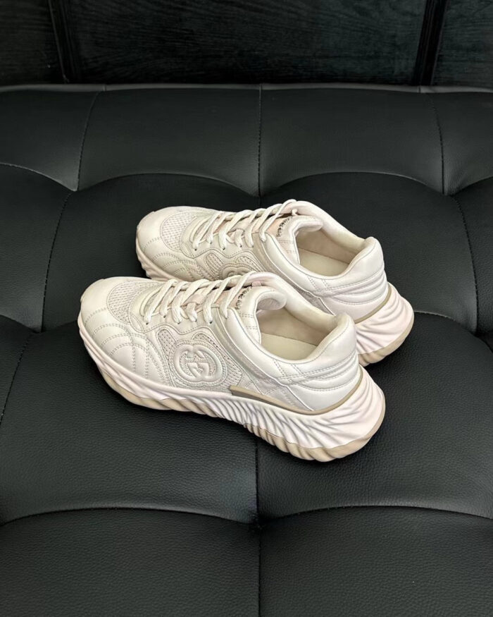 Scarpe sportive minimaliste in beige su sfondo scuro, comfort e stile contemporaneo.