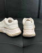 Sneakers beige eleganti e comode, stile moderno perfette per ogni occasione.