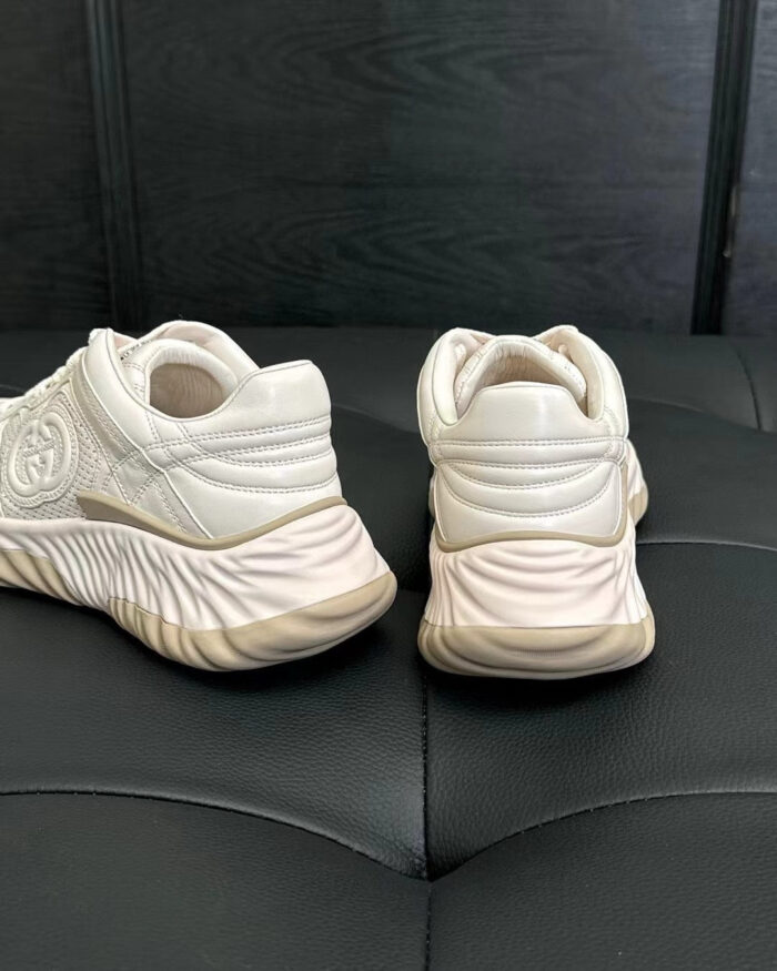 Sneakers beige eleganti e comode, stile moderno perfette per ogni occasione.
