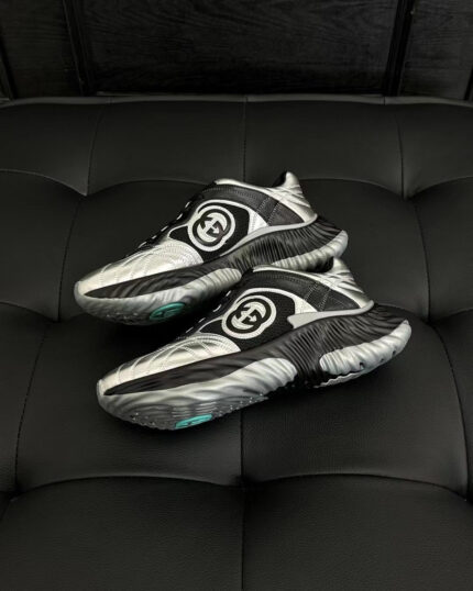 Sneakers moderne con logo circolare, dettagli colorati e design elegante su superficie nera.