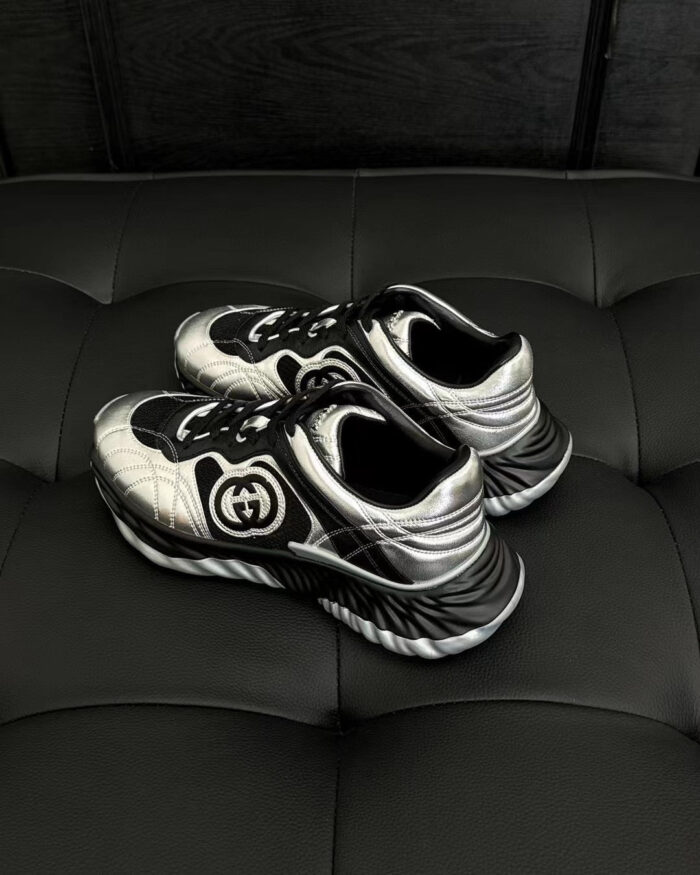 Sneaker Gucci silver e nero, design elegante, logo iconico, stile luxury moderno.