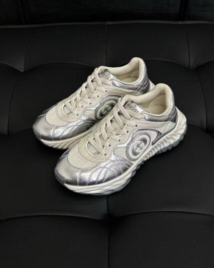 Sneakers silver futuristiche, design elegante e comfort urbano per uno stile moderno.