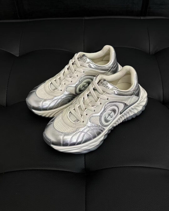 Sneakers silver futuristiche, design elegante e comfort urbano per uno stile moderno.