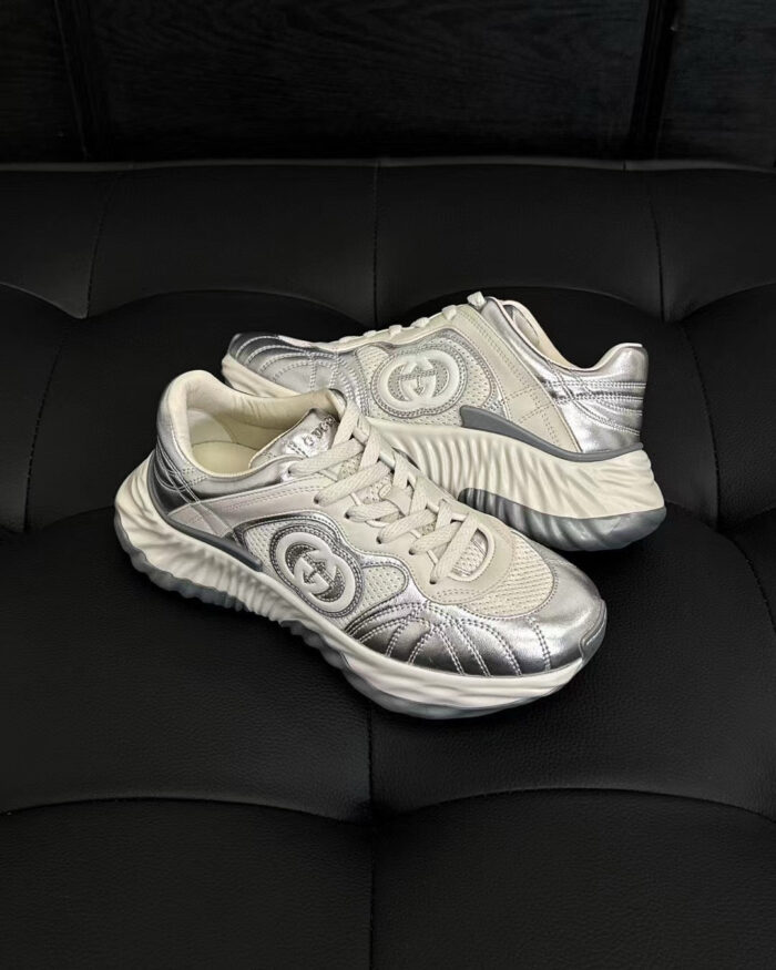 Scarpe sportive moderne color argento e bianco, design elegante e comfort elevato.