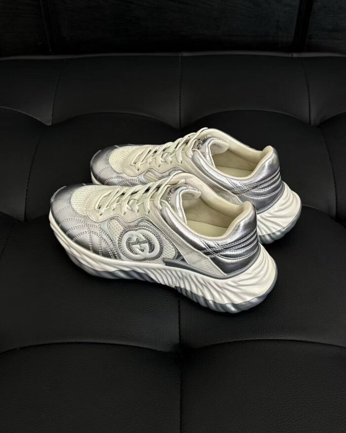 Scarpe sportive di lusso Gucci con dettagli moderni, design elegante e logo iconico.