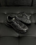 Sneakers nere moderne con suola ondulata, design elegante e performance elevata.