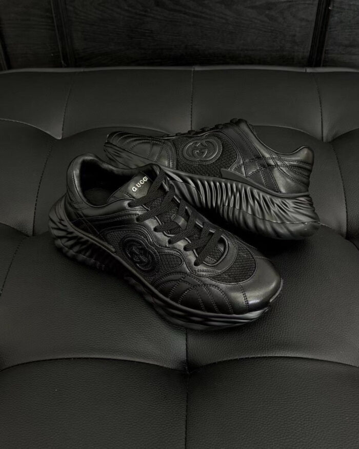 Sneakers nere moderne con suola ondulata, design elegante e performance elevata.