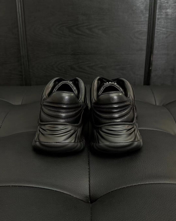 Sneaker nere in leather dal design futuristico, stile moderno e comfort elevato.