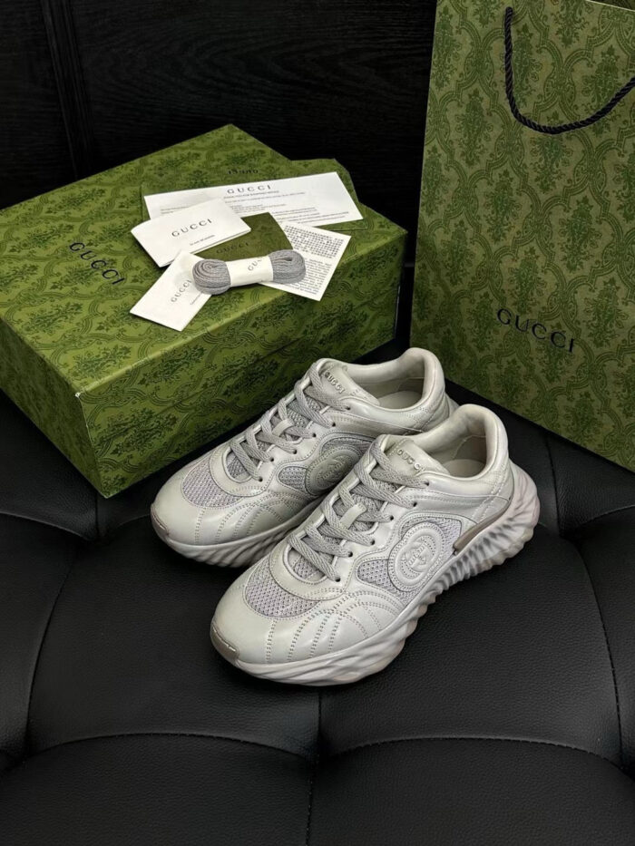 Sneaker di lusso bianche con dettagli eleganti, accanto a borsa raffinata e stile moderno.