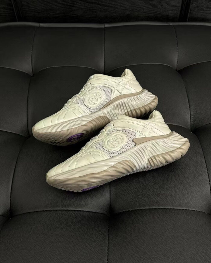 Sneaker eleganti crema su sfondo nero lussuoso, design moderno e comfort sofisticato.