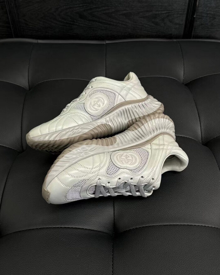 Sneakers bianche moderne in pelle con dettagli eleganti e suola trasparente, stile e comfort garantiti.