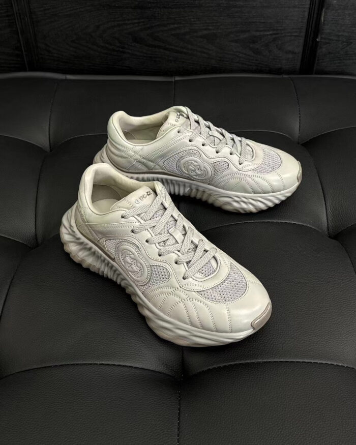 Sneakers moderne bianche su superficie nera elegante, stile sportivo e casual, dettaglio di qualità.
