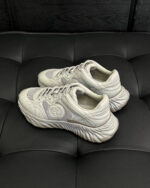 Scarpe da ginnastica moderne in bianco e grigio su sfondo di lusso.