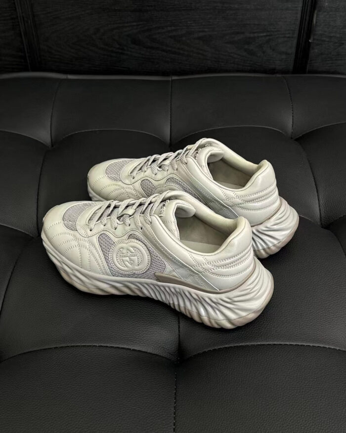 Scarpe da ginnastica moderne in bianco e grigio su sfondo di lusso.