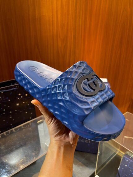 Sandali blu di lusso con logo circolare, design moderno e comfort per stile casual elegante.