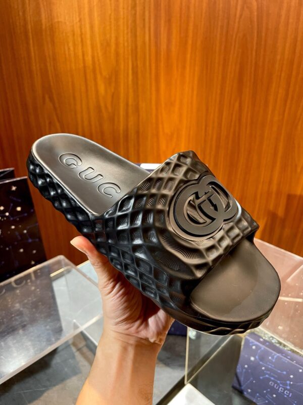 Sandalo slide di lusso nero con logo oversize e dettagli quilting, perfetto per uno stile elegante.