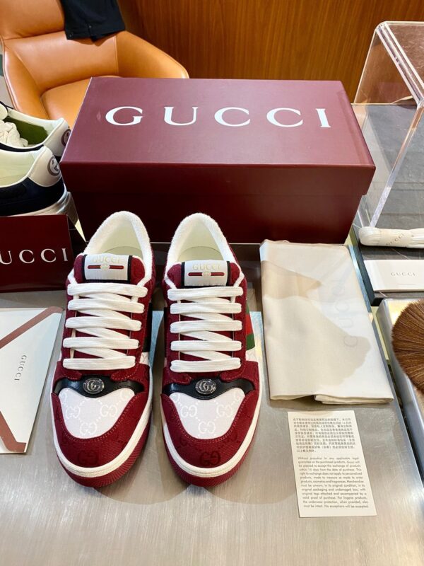 Sneakers Gucci Bordeaux in stile elegante, display di lusso in un negozio raffinato.