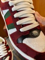 Sneaker di lusso con dettagli colorati e materiali premium, elegante e alla moda.