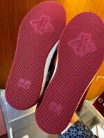 Suole in gomma bordo con logo di api, stile elegante e antiscivolo per scarpe di lusso.