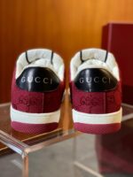 Sneakers Gucci Bordeaux con logo interlocking G, stile elegante e moderno.
