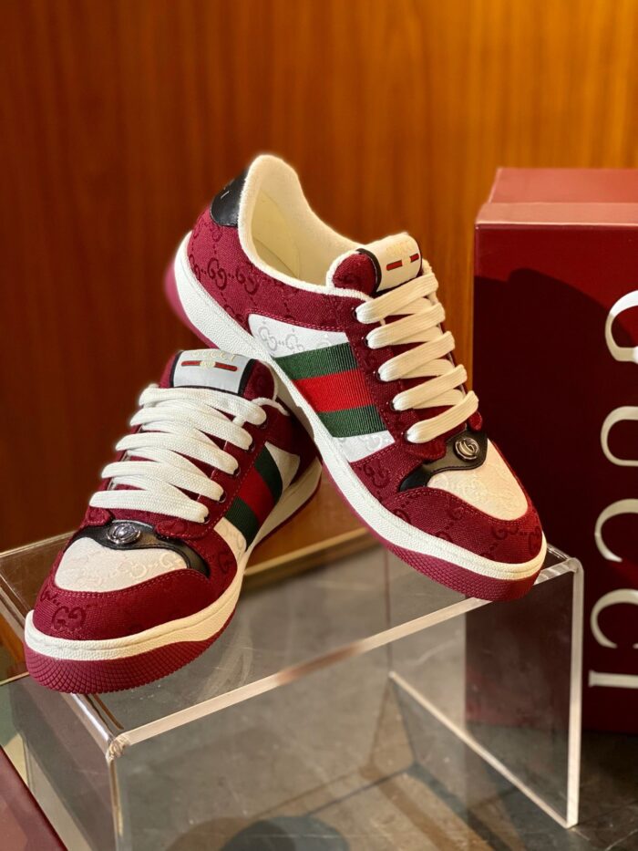 Sneakers di lusso in burgundy, bianco e verde con dettagli eleganti e design moderno.