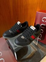 Sneakers nere con dettagli rossi, stile streetwear, design moderno e comfort elevato.