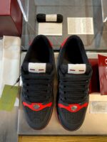 Sneakers sportive nere con dettagli rossi, design premium, perfette per stile e comfort quotidiano.