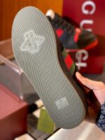 Sole di lusso con logo ape, grip antiscivolo, dettagli colorati e design elegante.