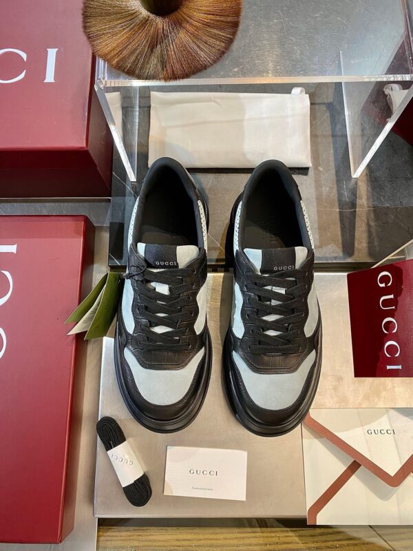 Sneakers Gucci di lusso con packaging esclusivo e dettagli eleganti, perfetti per appassionati di moda.