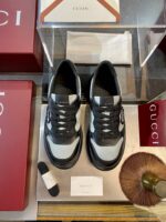 Sneakers di lusso in vetrina con accessori eleganti e logo distintivo.