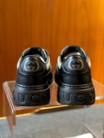 Sneakers Gucci nere in pelle di lusso con logo e suola robusta, stile moderno ed elegante.