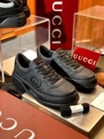 Sneakers Gucci nere in pelle minimalista, logo embossato e suola moderatamente alta, design elegante e moderno.