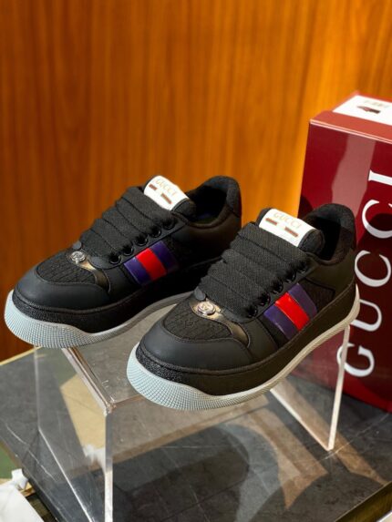 Sneakers Gucci nere con dettagli colorati, design elegante e suola in gomma resistente.