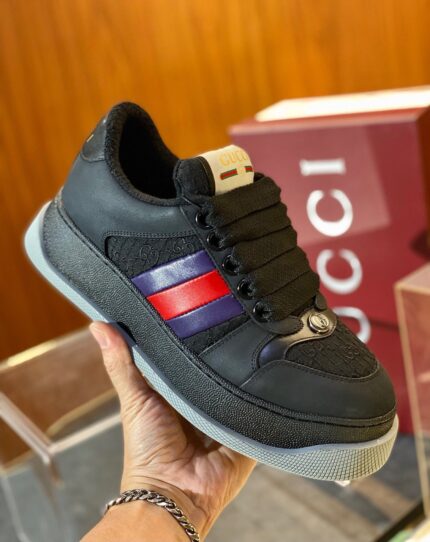 Sneaker Gucci moderna con dettagli colorati, suola spessa e stile elegante.