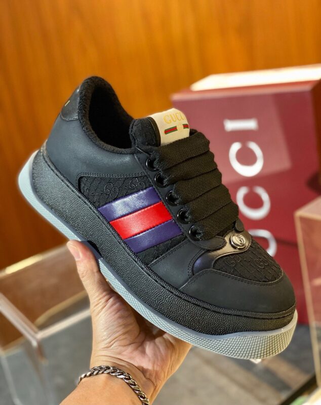 Sneaker Gucci moderna con dettagli colorati, suola spessa e stile elegante.