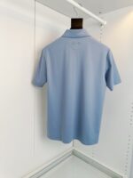 Poloshirt blu chiaro elegante, casual e versatile, perfetto per look estivi e informali.