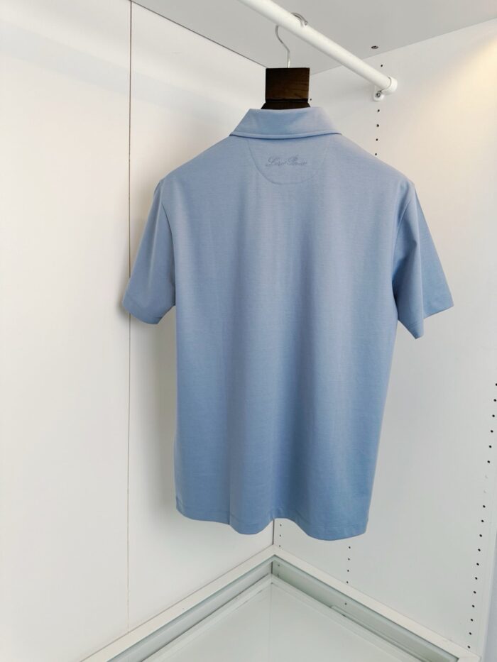 Poloshirt blu chiaro elegante, casual e versatile, perfetto per look estivi e informali.