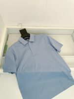 Maglietta polo blu chiaro, elegante e casual, perfetta per ogni occasione quotidiana.