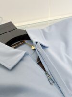 Maglietta polo azzurra elegante con dettagli moderni, colletto strutturato e cerniera sottile.