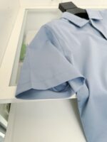 Maglietta polo celeste casual e elegante in esposizione moderna e minimalista.