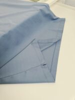 Tessuto azzurro chiaro elegante, morbido, perfetto per abbigliamento casual e sofisticato.