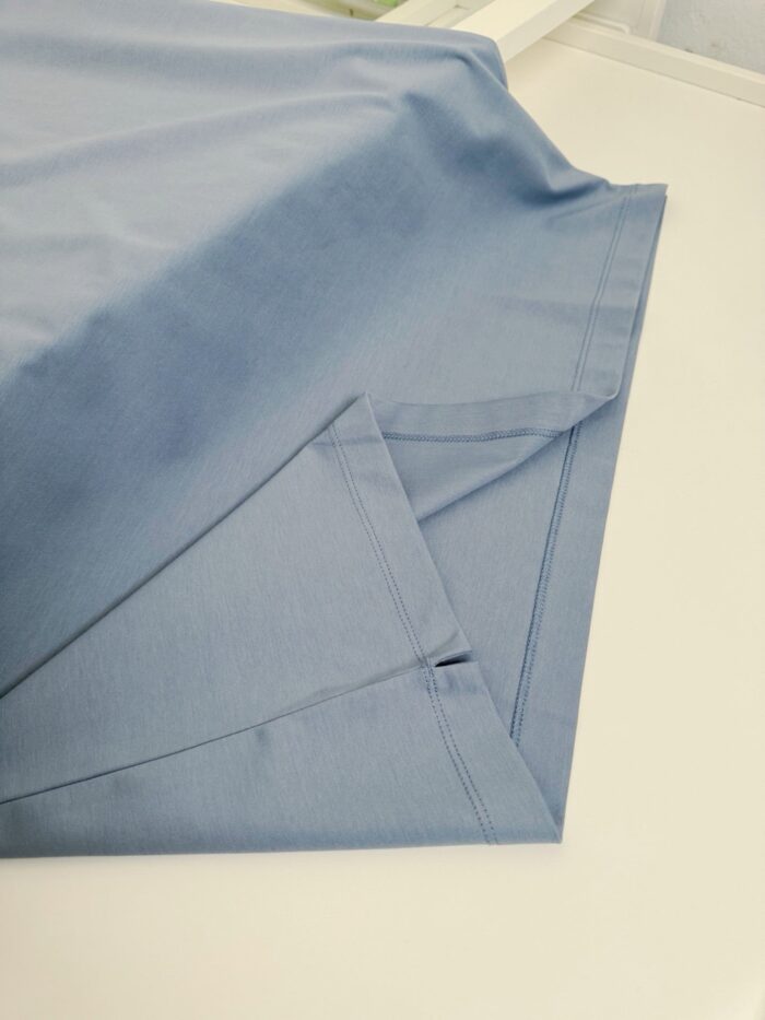 Tessuto azzurro chiaro elegante, morbido, perfetto per abbigliamento casual e sofisticato.