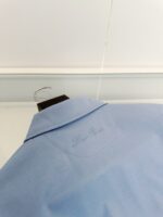 Camicia azzurro chiaro elegante con colletto rigido e ricamo Luca Rossini, perfetta per ogni occasione.
