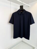 Maglietta polo blu navy uomo, abbigliamento elegante e casual, tessuto morbido e vestibilità sagomata.