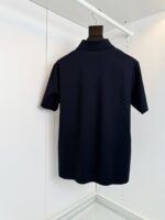 Maglia polo nera uomo, stile classico ed elegante, perfetta per look casual e sofisticati.