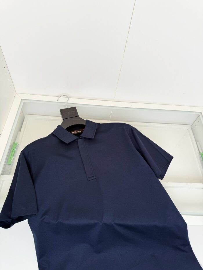 Maglietta polo navy blue classica, versatile, elegante, perfetta per ogni occasione.