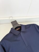 Maglietta polo navy classica, elegante e versatile, perfetta per ogni occasione.